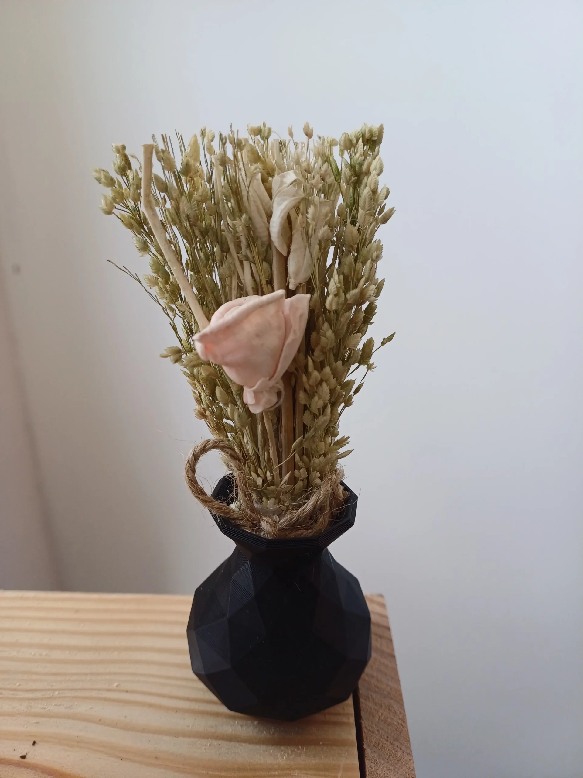 Mini Vase 3D avec Bouquet de Fleurs Séchées – 10 cm