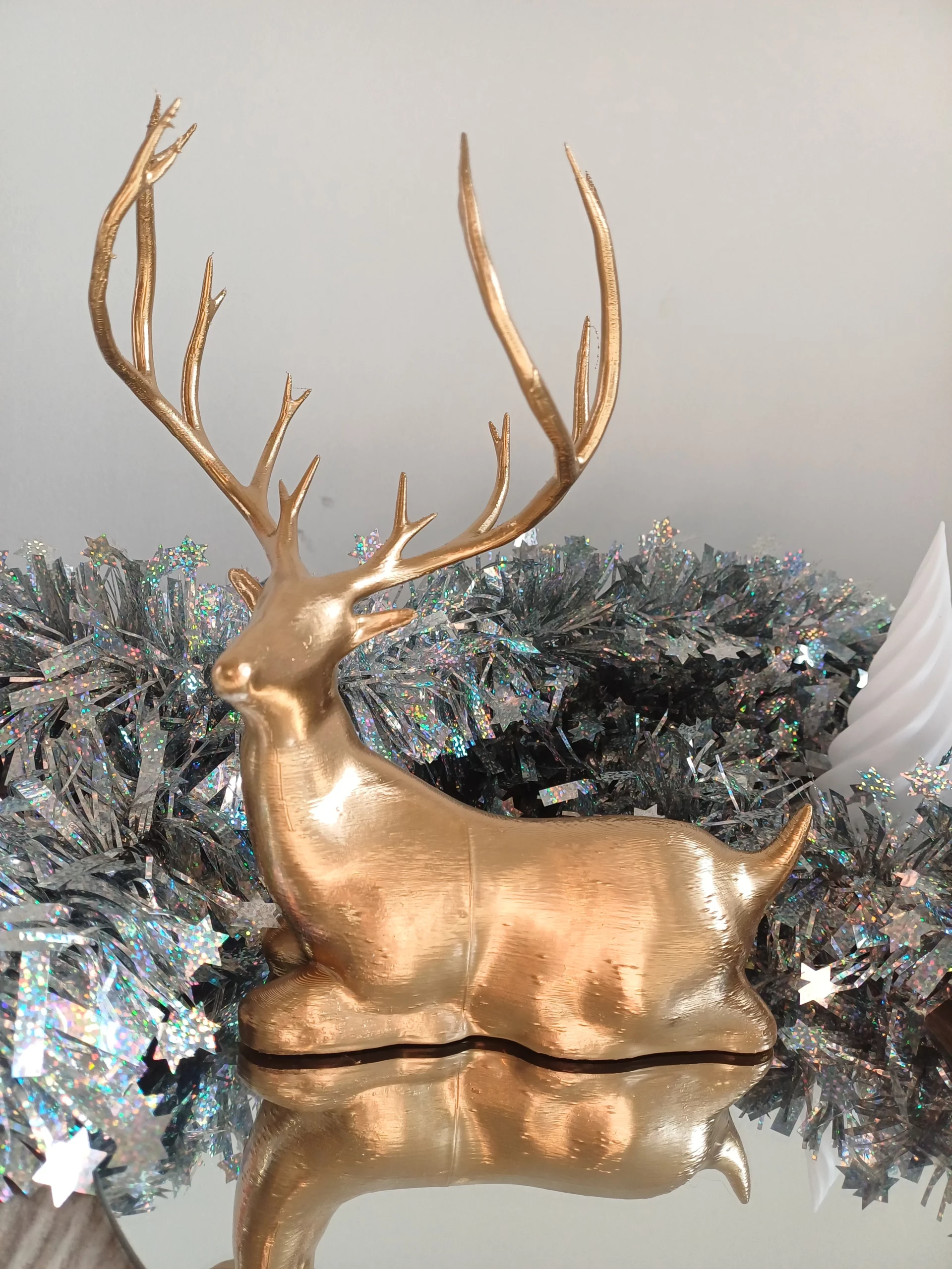 1000025359 Cerf doré imprimé en 3D – Décoration de Noël élégante