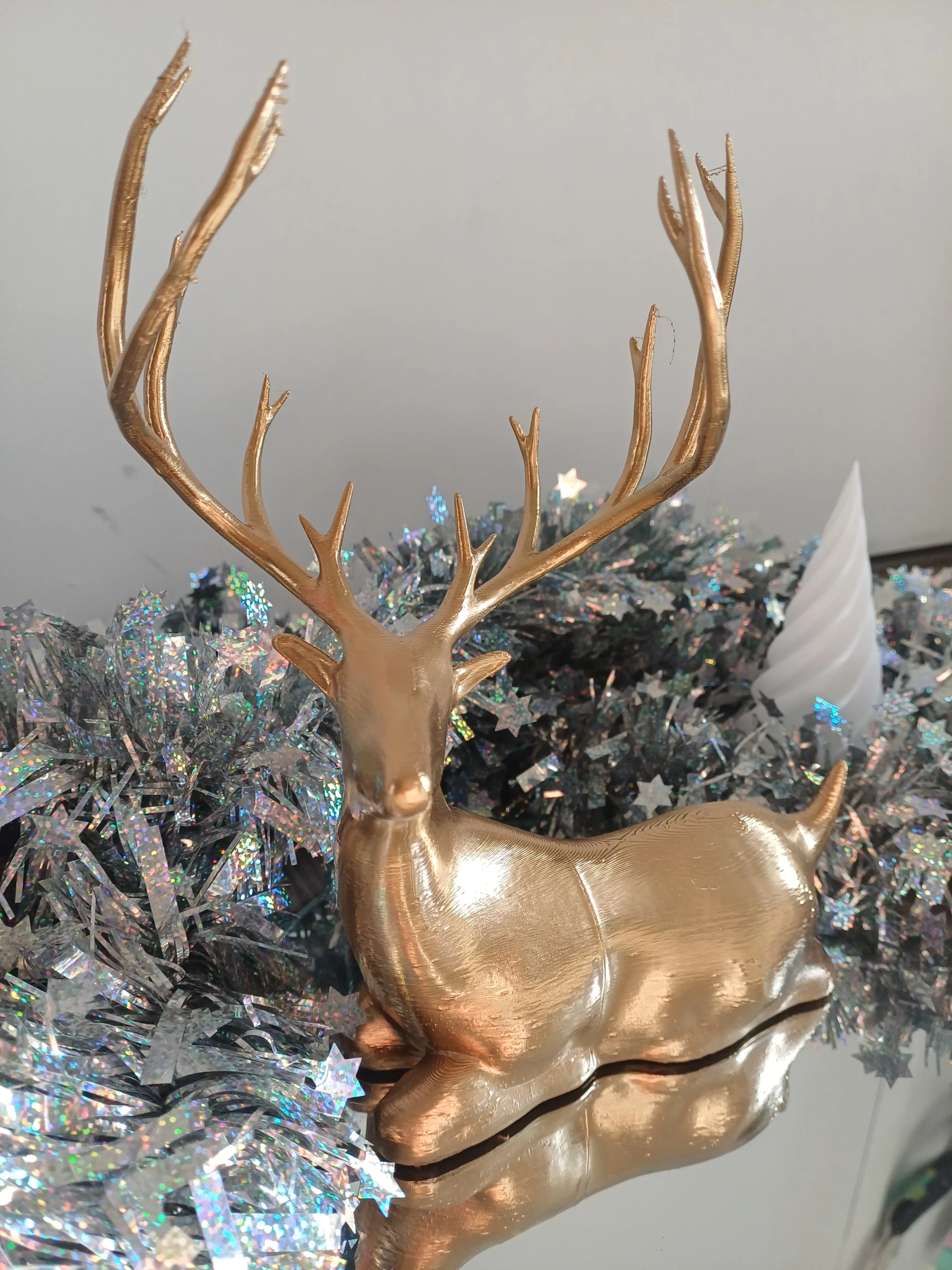 1000025360 Cerf doré imprimé en 3D – Décoration de Noël élégante
