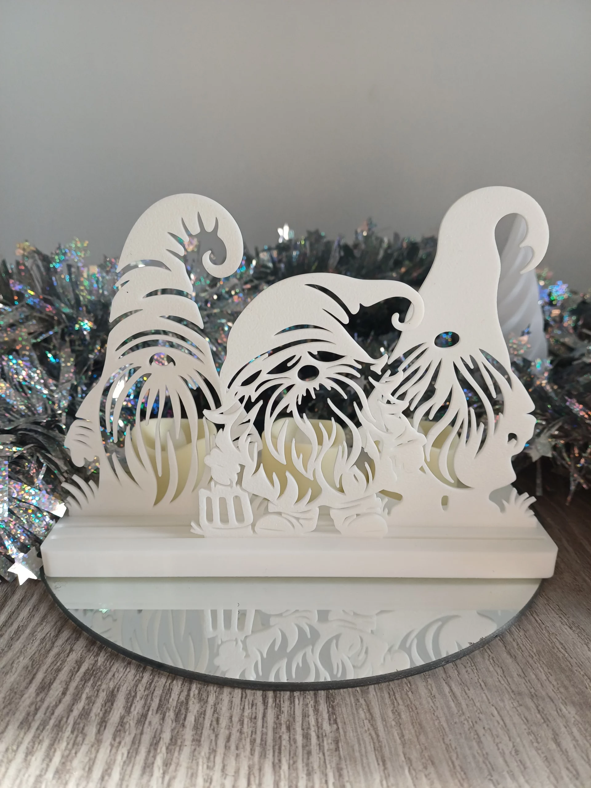 1000025361 Décoration 3 Gnomes blancs avec support à bougies – Création 3D festive et chaleureuse
