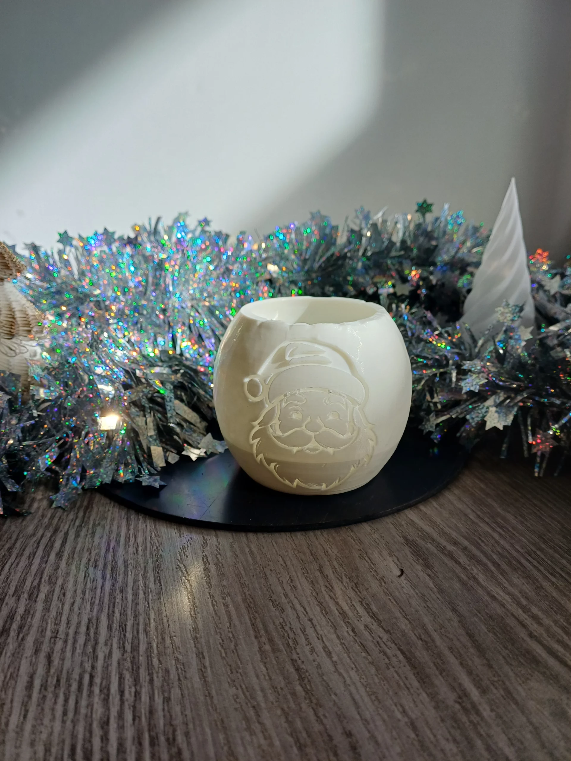 1000025382 Photophore “Boule de neige” décor Père Noël – Magie et chaleur des fêtes