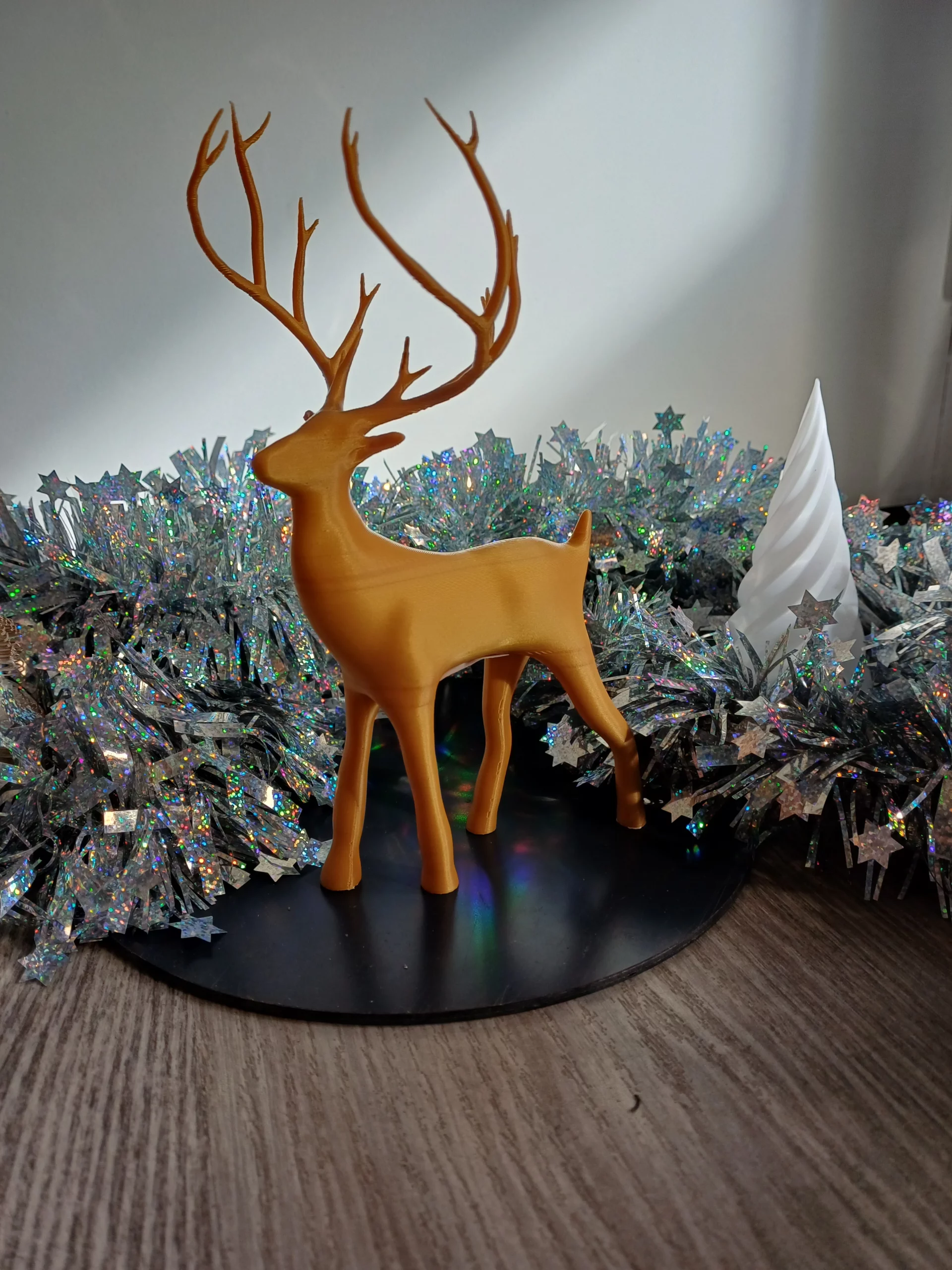 Cerf debout doré imprimé en 3D – Élégance et simplicité pour Noël
