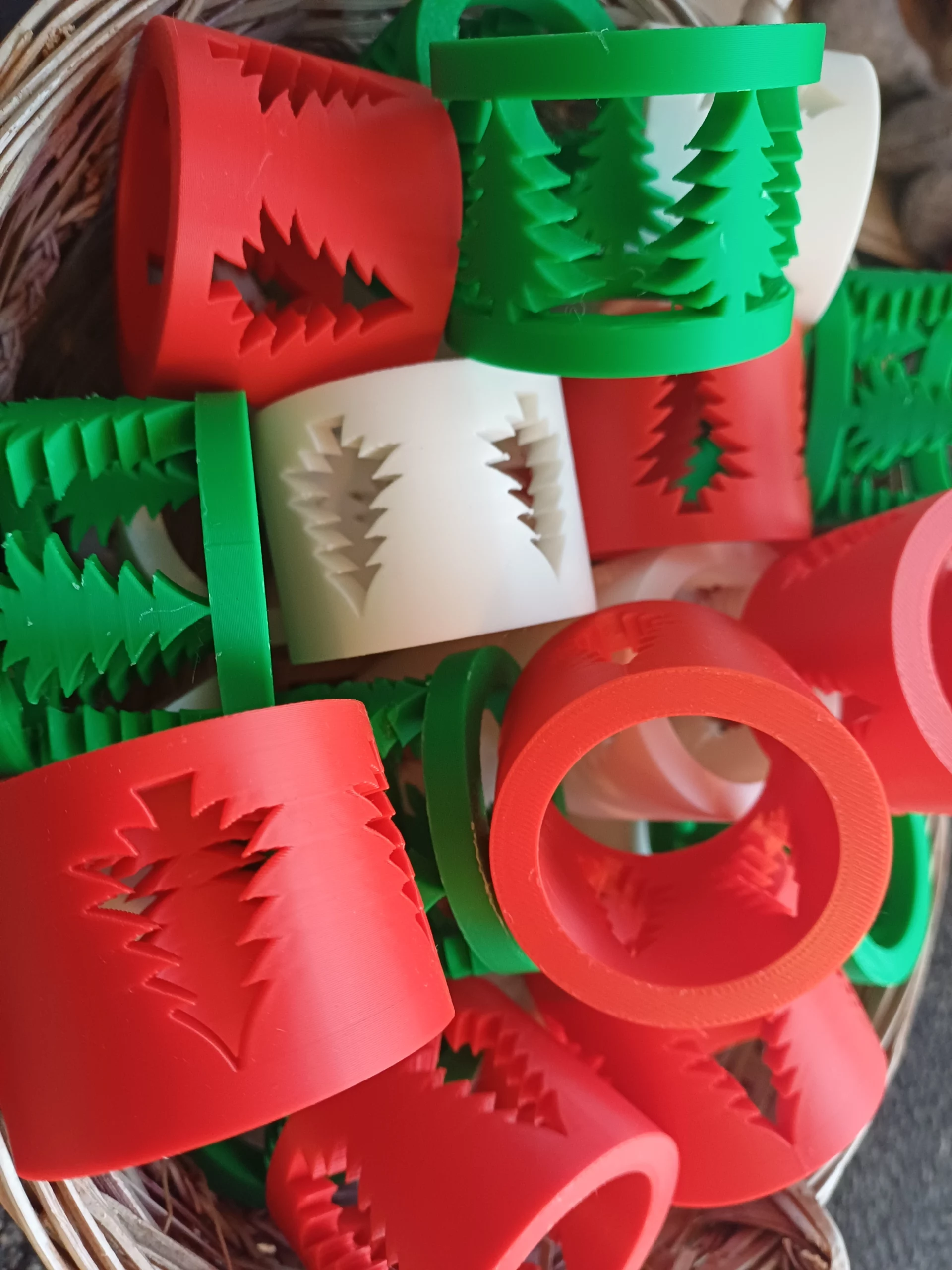 1000025605 Ronds de serviette décor Noël – Créations 3D élégantes et festives